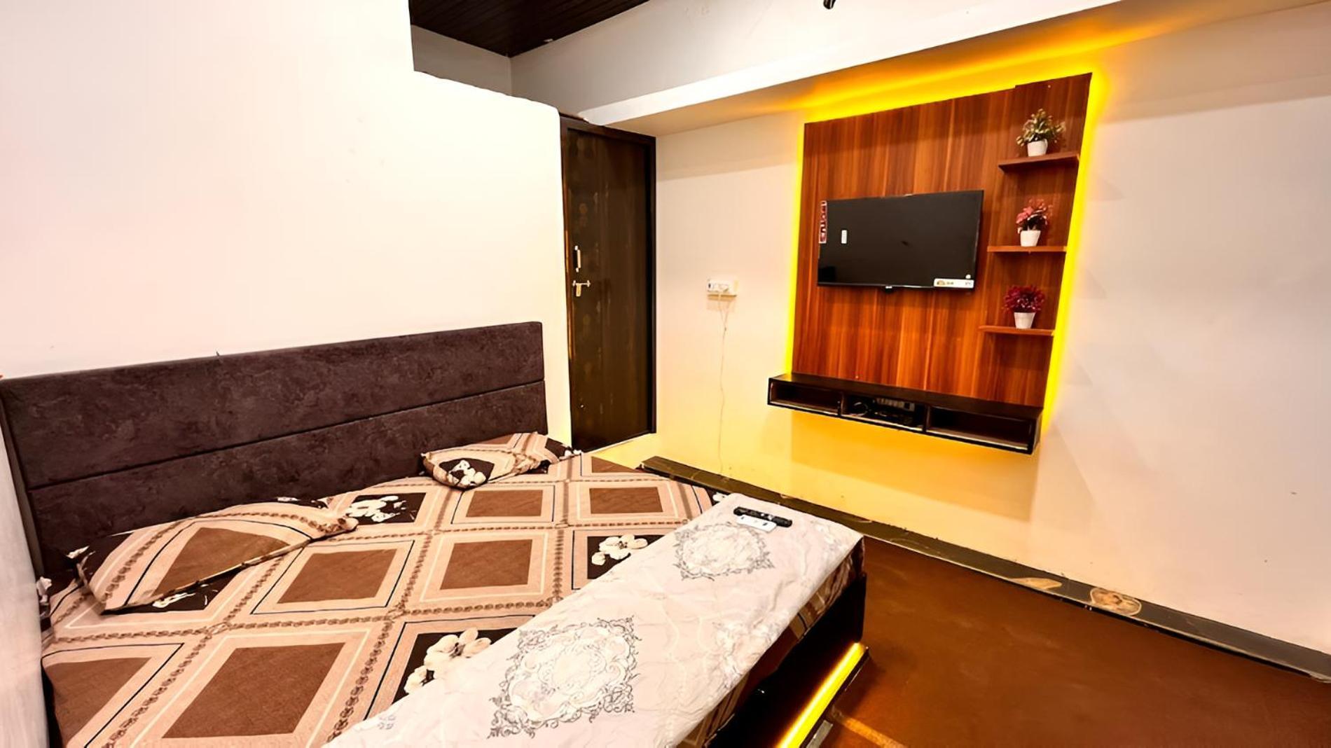 Pallav Guest House Ujjain Buitenkant foto