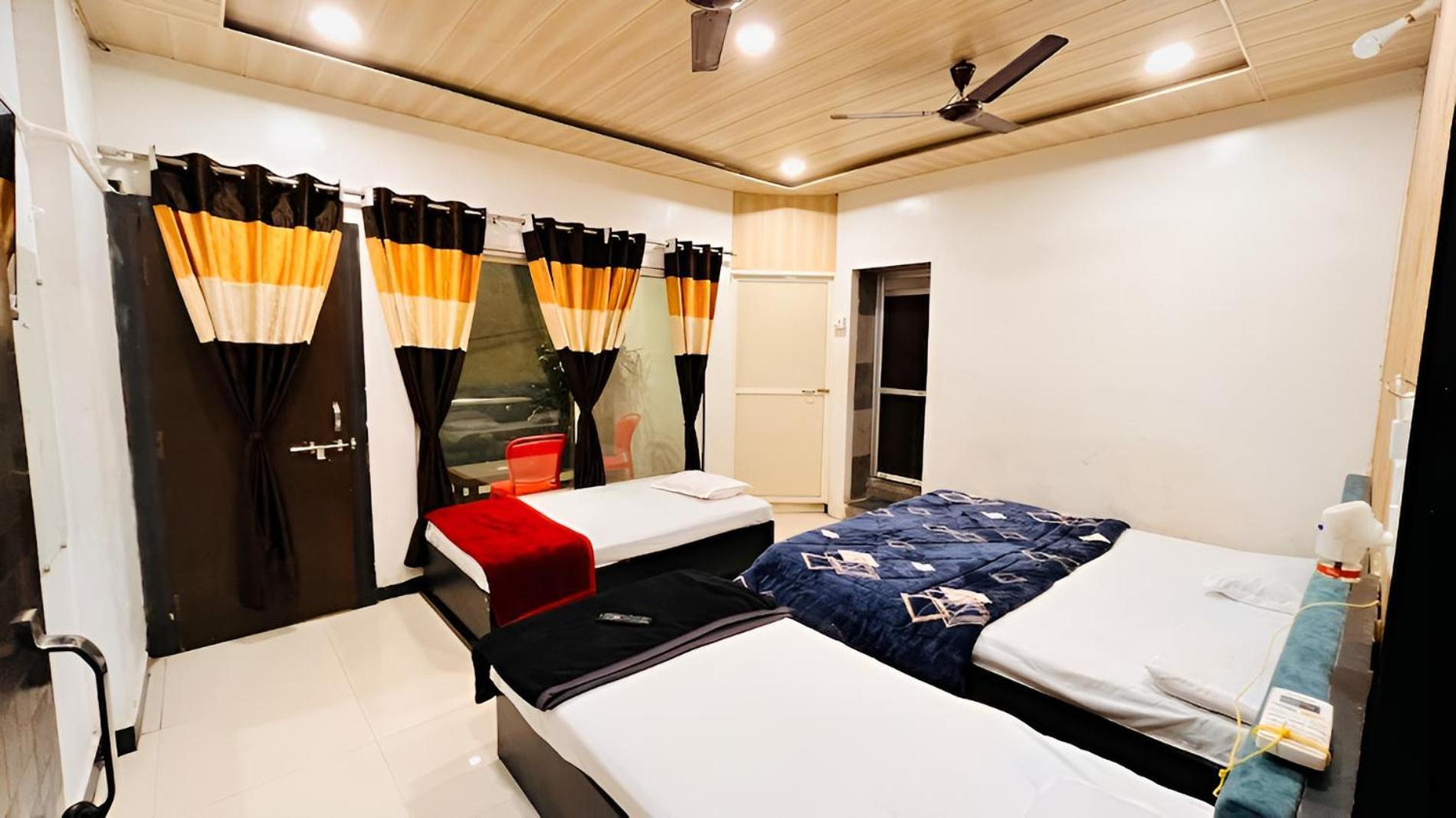 Pallav Guest House Ujjain Buitenkant foto