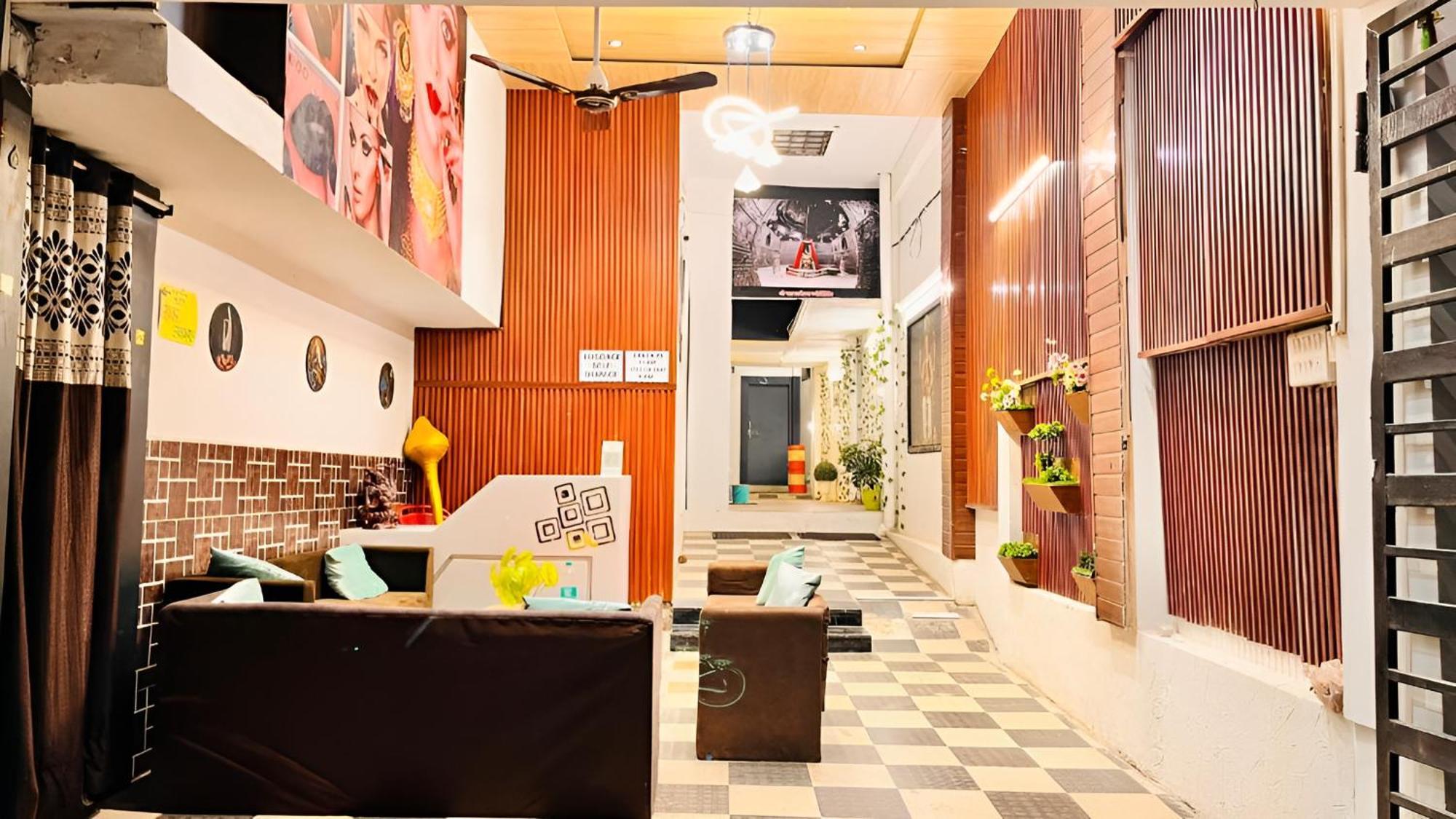 Pallav Guest House Ujjain Buitenkant foto