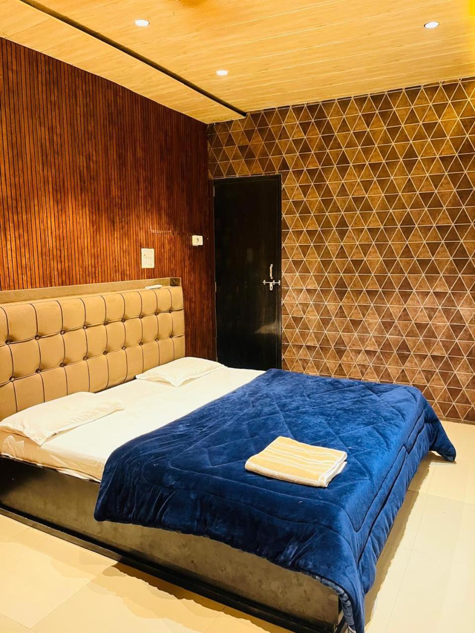 Pallav Guest House Ujjain Buitenkant foto